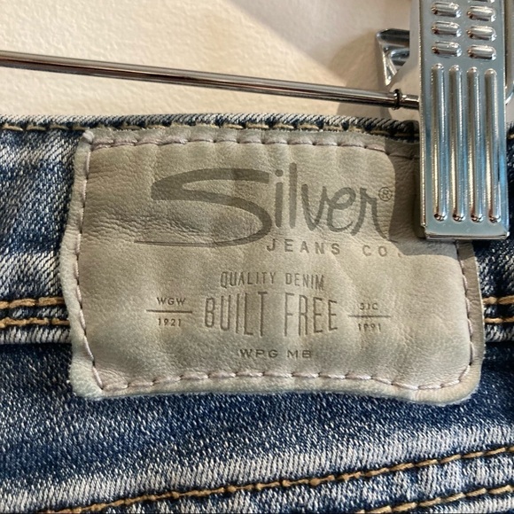 SILVER JEANS CO Sz 29 x 2.75” Vintage High Rise Light Distressing Shorts - Picture 7 of 9